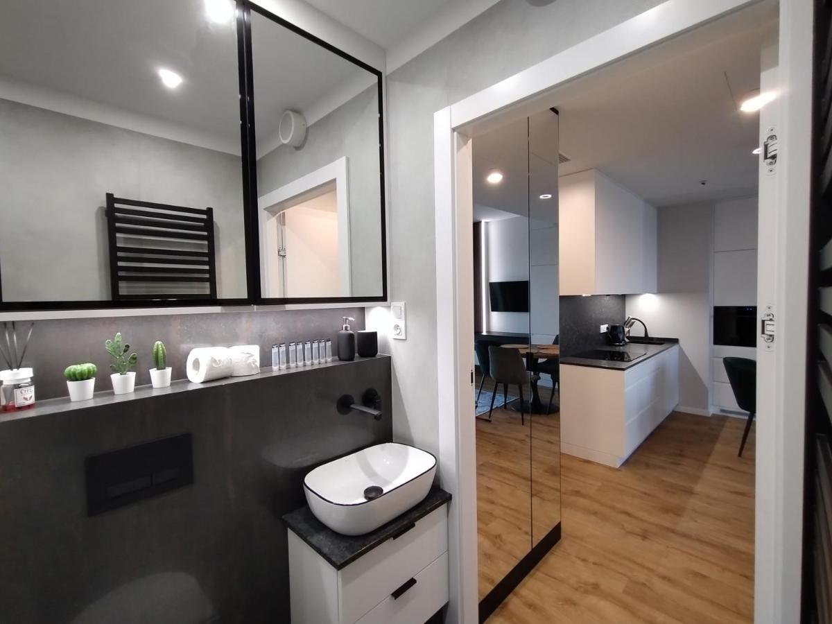 Wola Tower Deluxe Separate Bedroom With Free Garage - By Perfect Apartment *