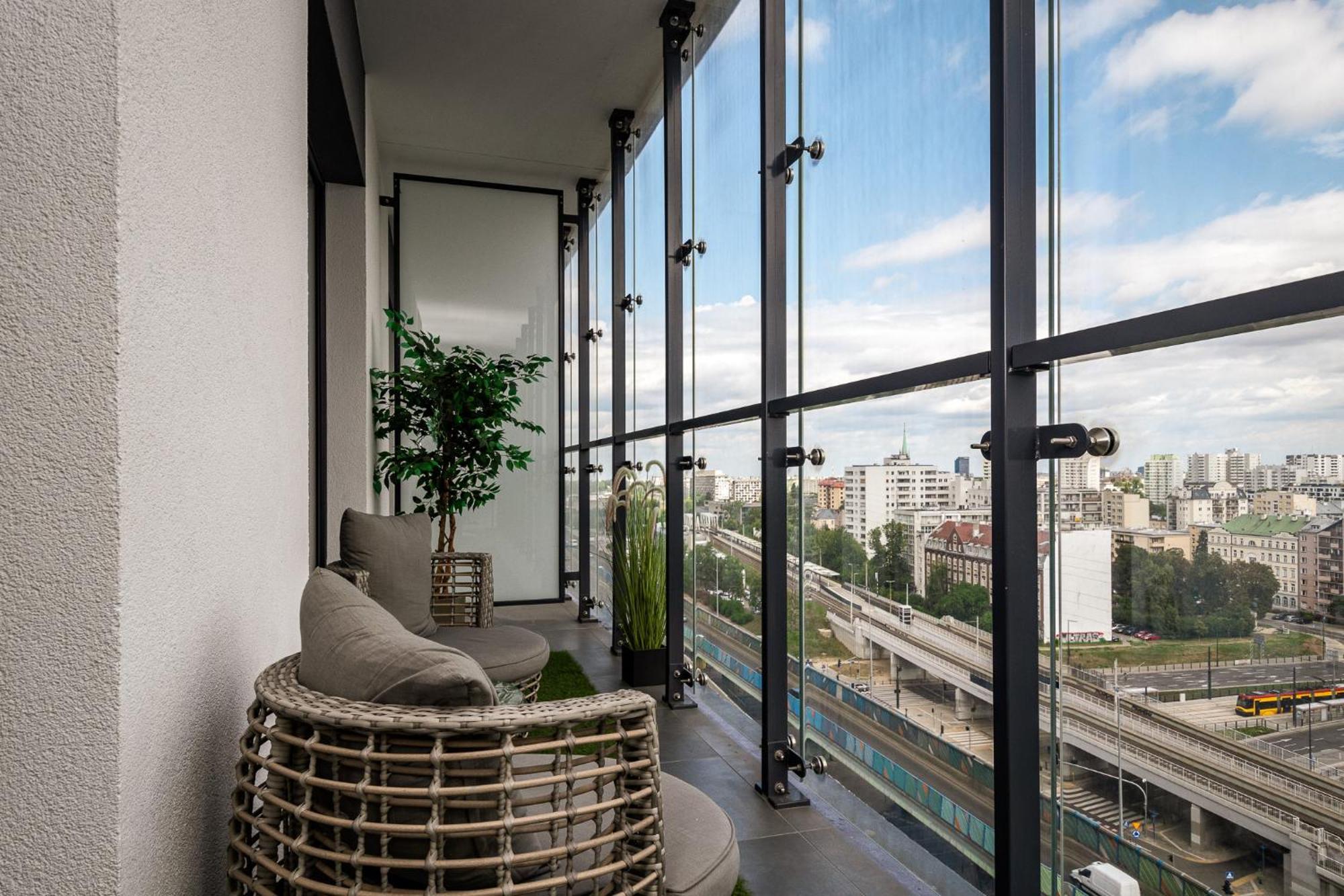 Wola Tower Deluxe Separate Bedroom With Free Garage - By Perfect Apartament