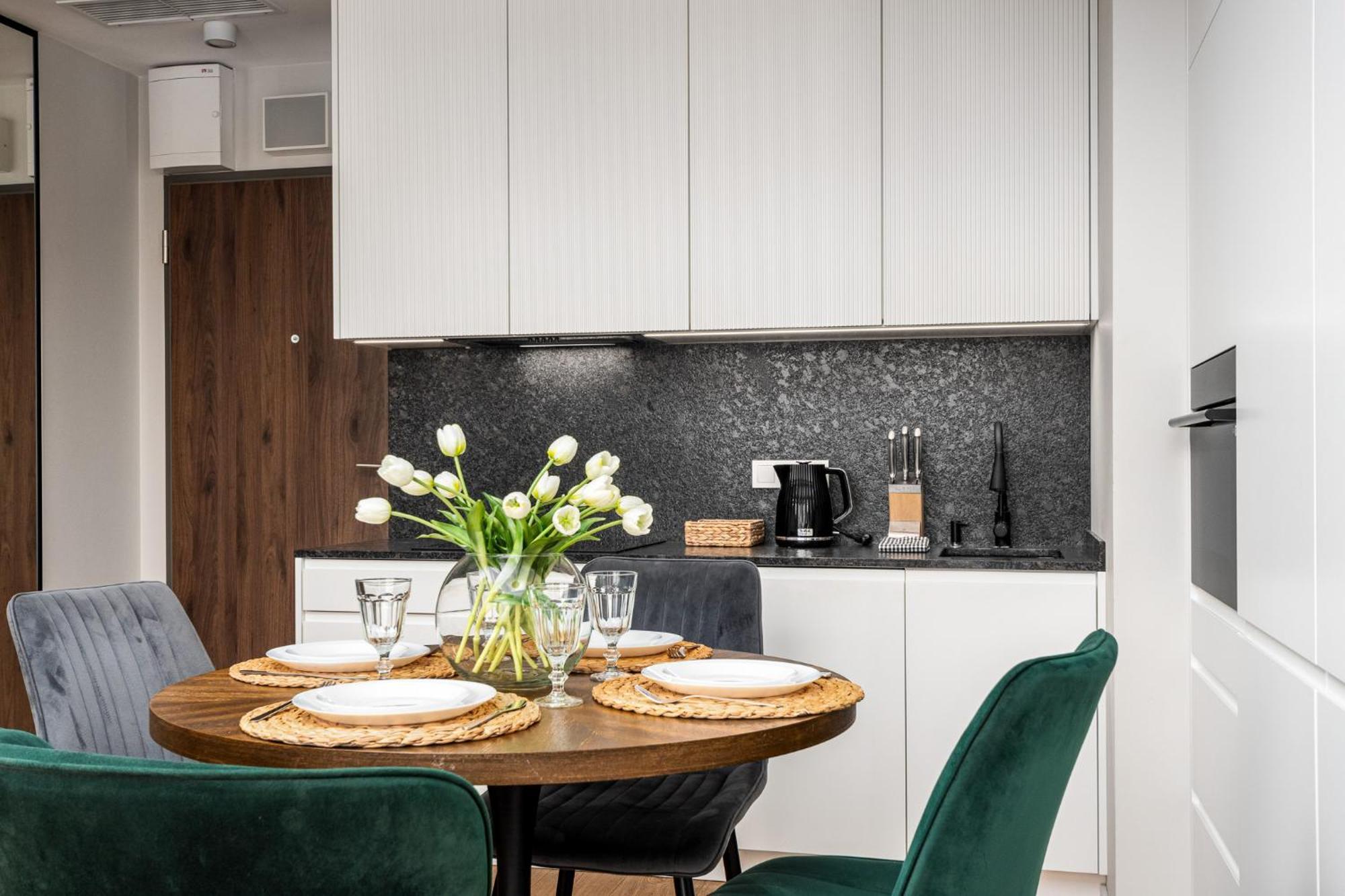 Wola Tower Deluxe Separate Bedroom With Free Garage - By Perfect Apartment