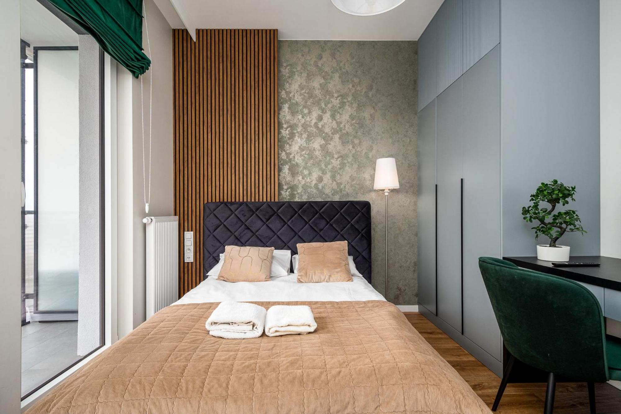 Apartment Wola Tower Deluxe Separate Bedroom With Free Garage - By Perfect