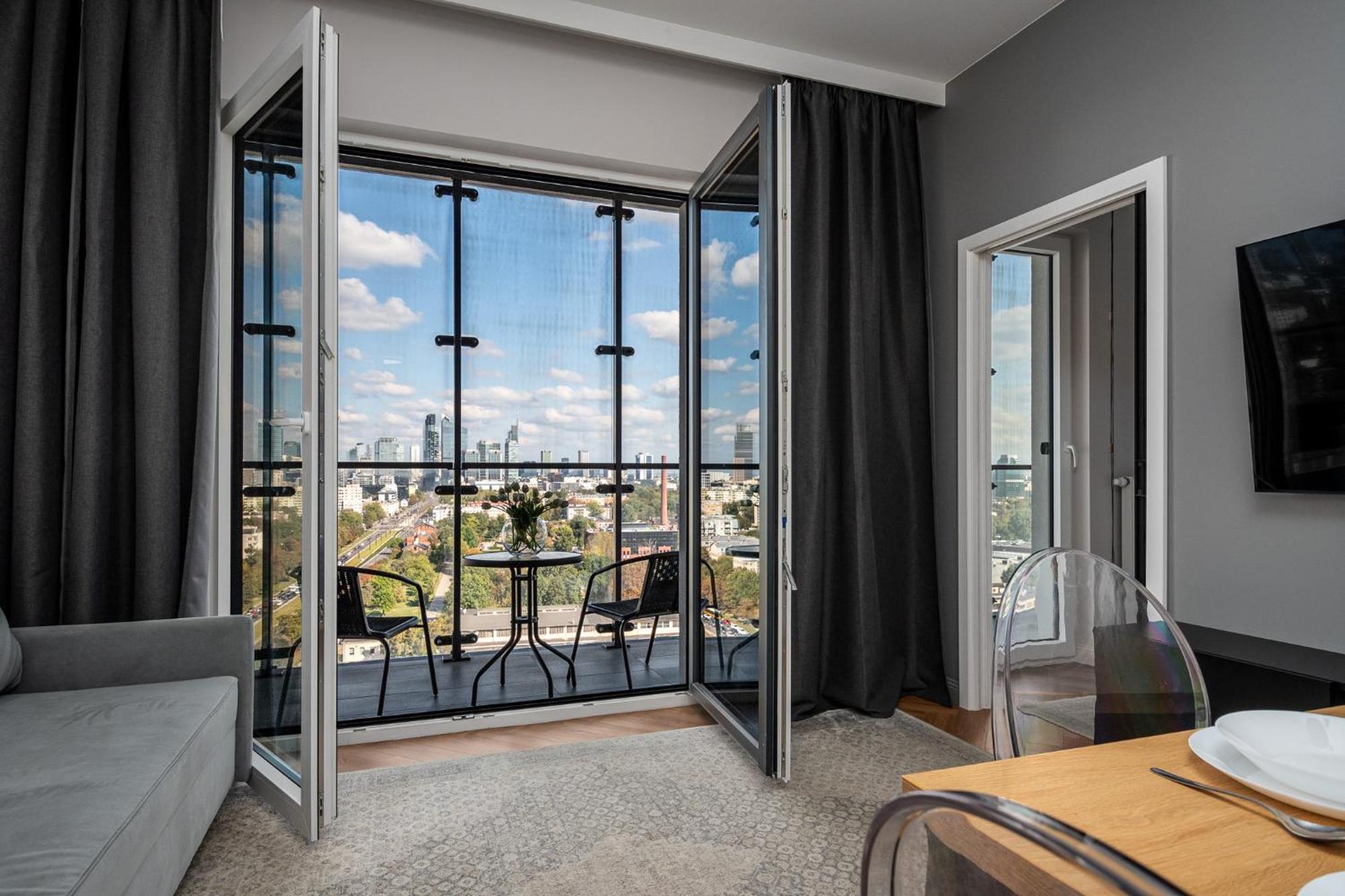Wola Tower Deluxe Separate Bedroom With Free Garage - By Perfect * Warschau