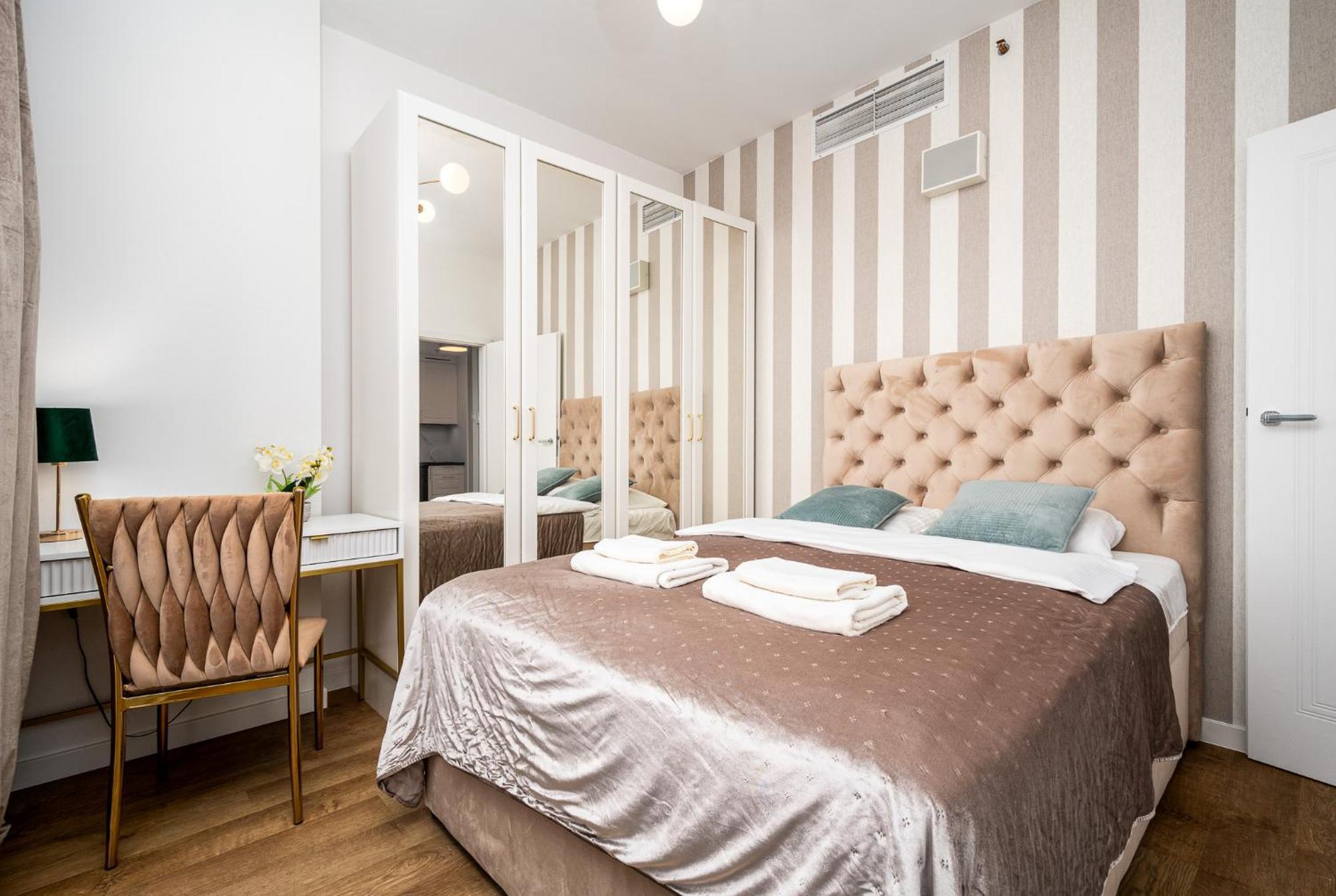 Wola Tower Deluxe Separate Bedroom With Free Garage - By Perfect Warschau