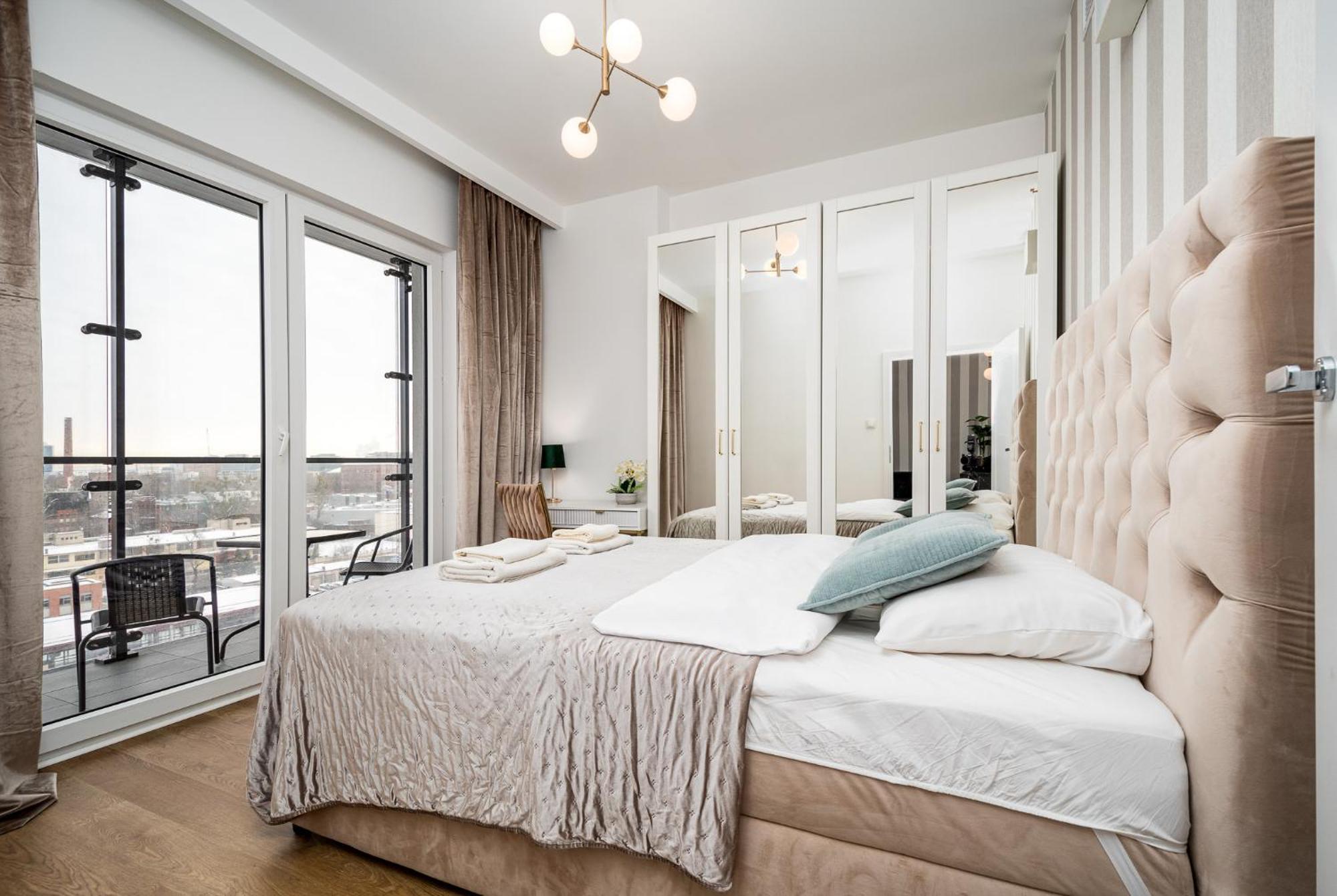 Wola Tower Deluxe Separate Bedroom With Free Garage - By Perfect Apartment
