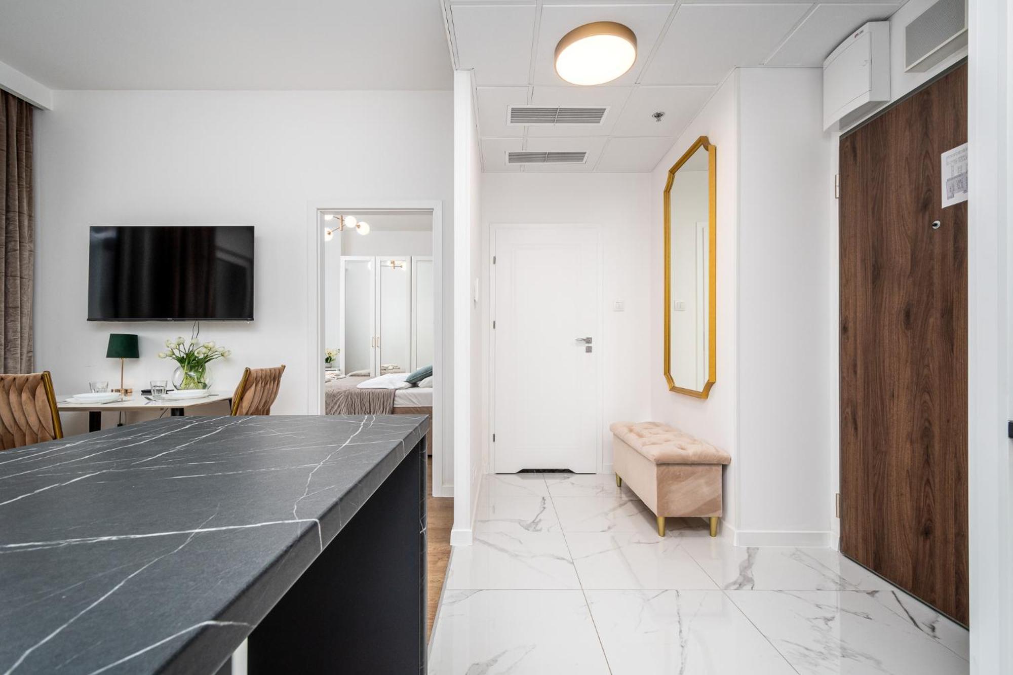 Wola Tower Deluxe Separate Bedroom With Free Garage - By Perfect *