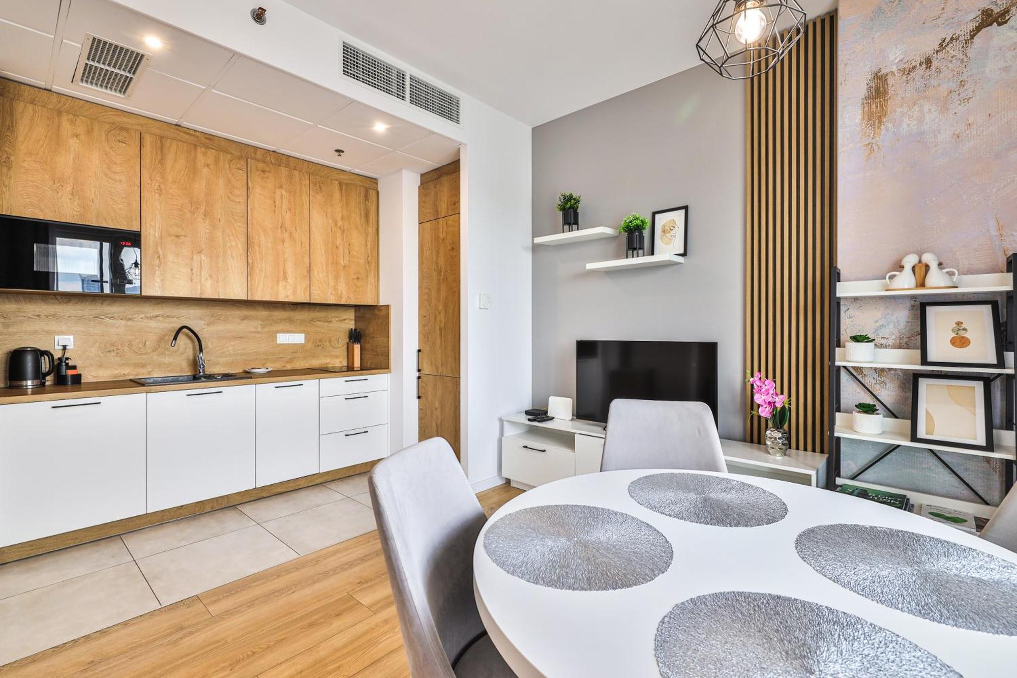 Wola Tower Deluxe Separate Bedroom With Free Garage - By Perfect Apartament