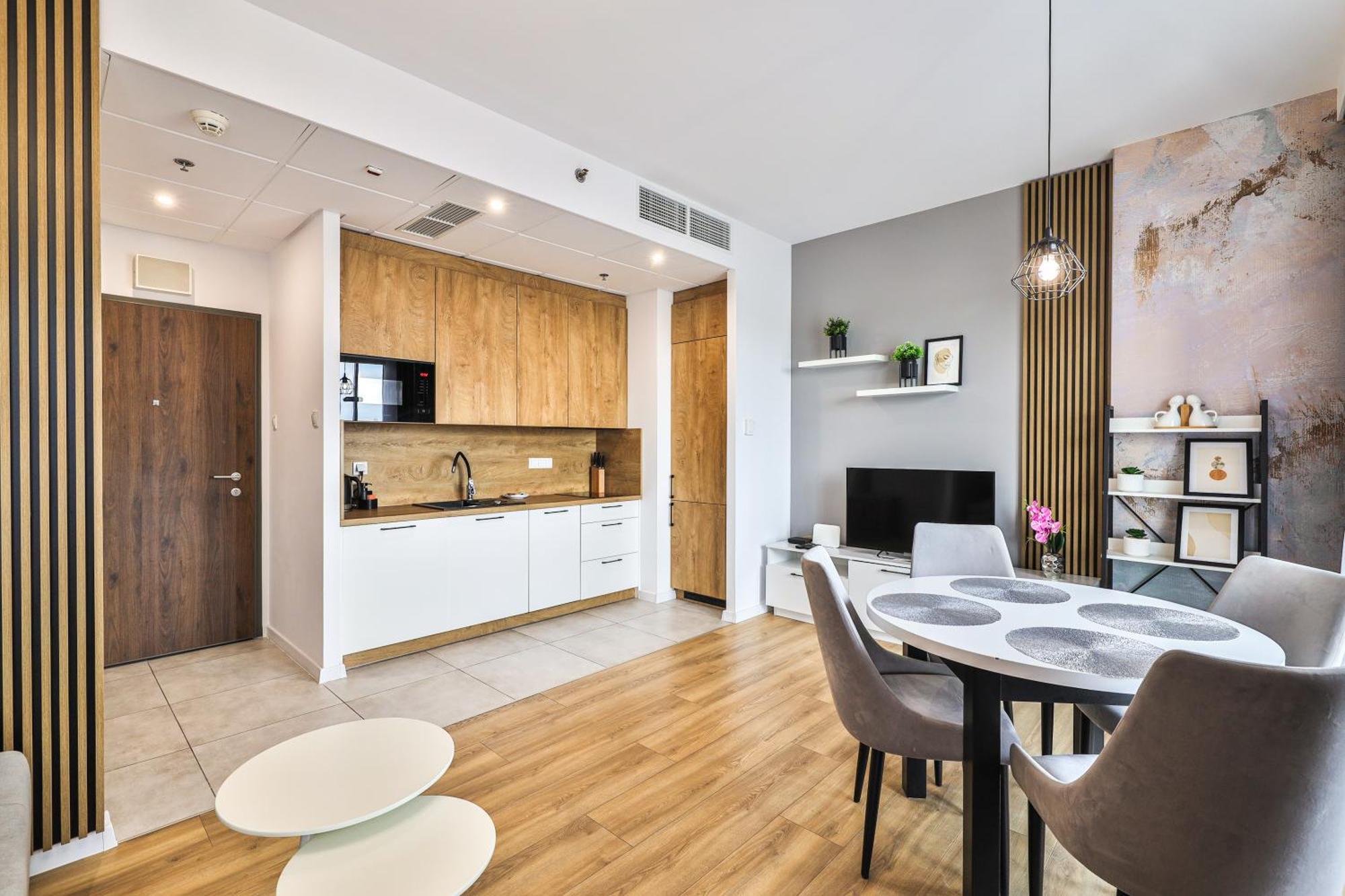 Wola Tower Deluxe Separate Bedroom With Free Garage - By Perfect Apartment *