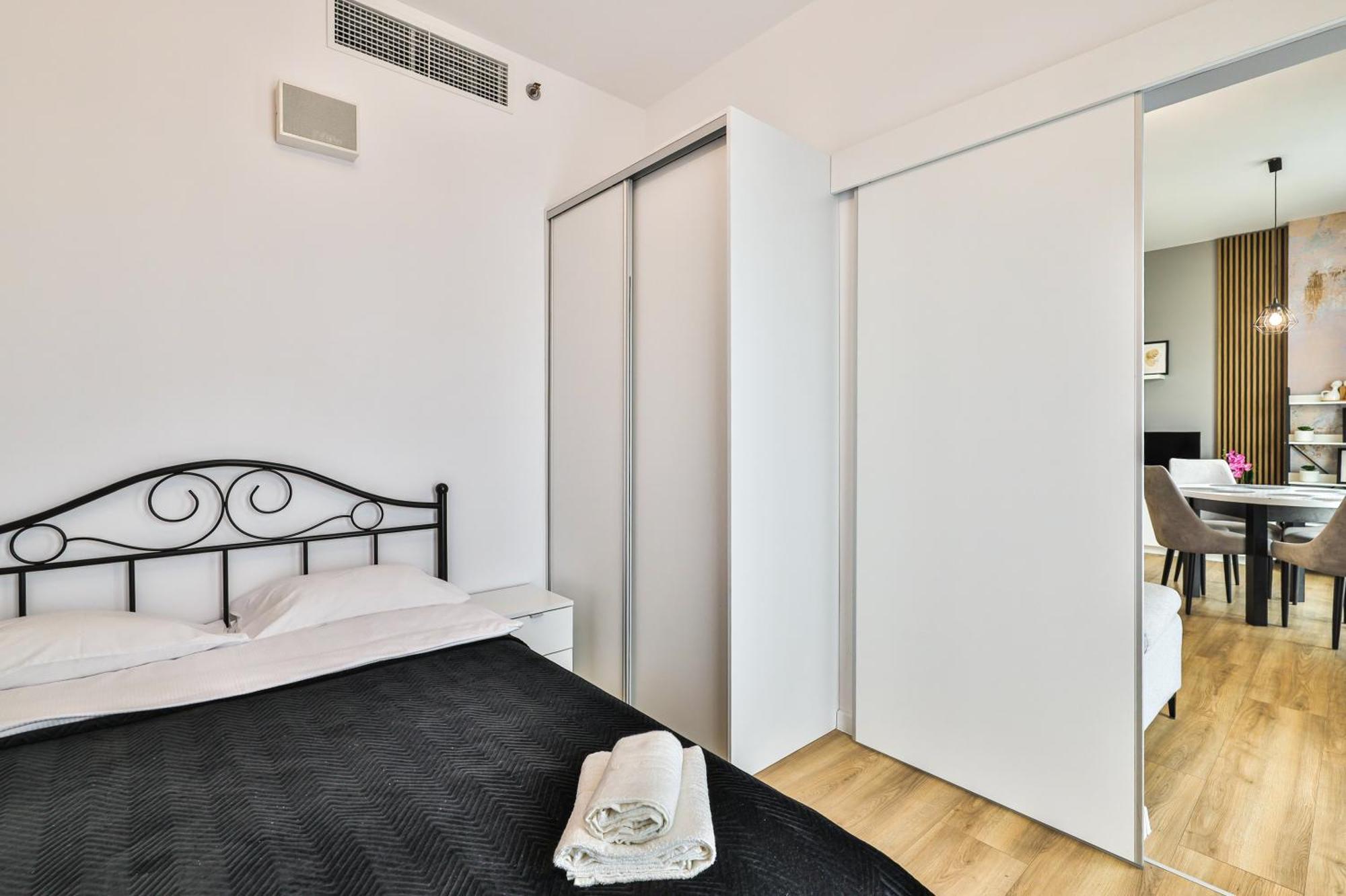 Wola Tower Deluxe Separate Bedroom With Free Garage - By Perfect *