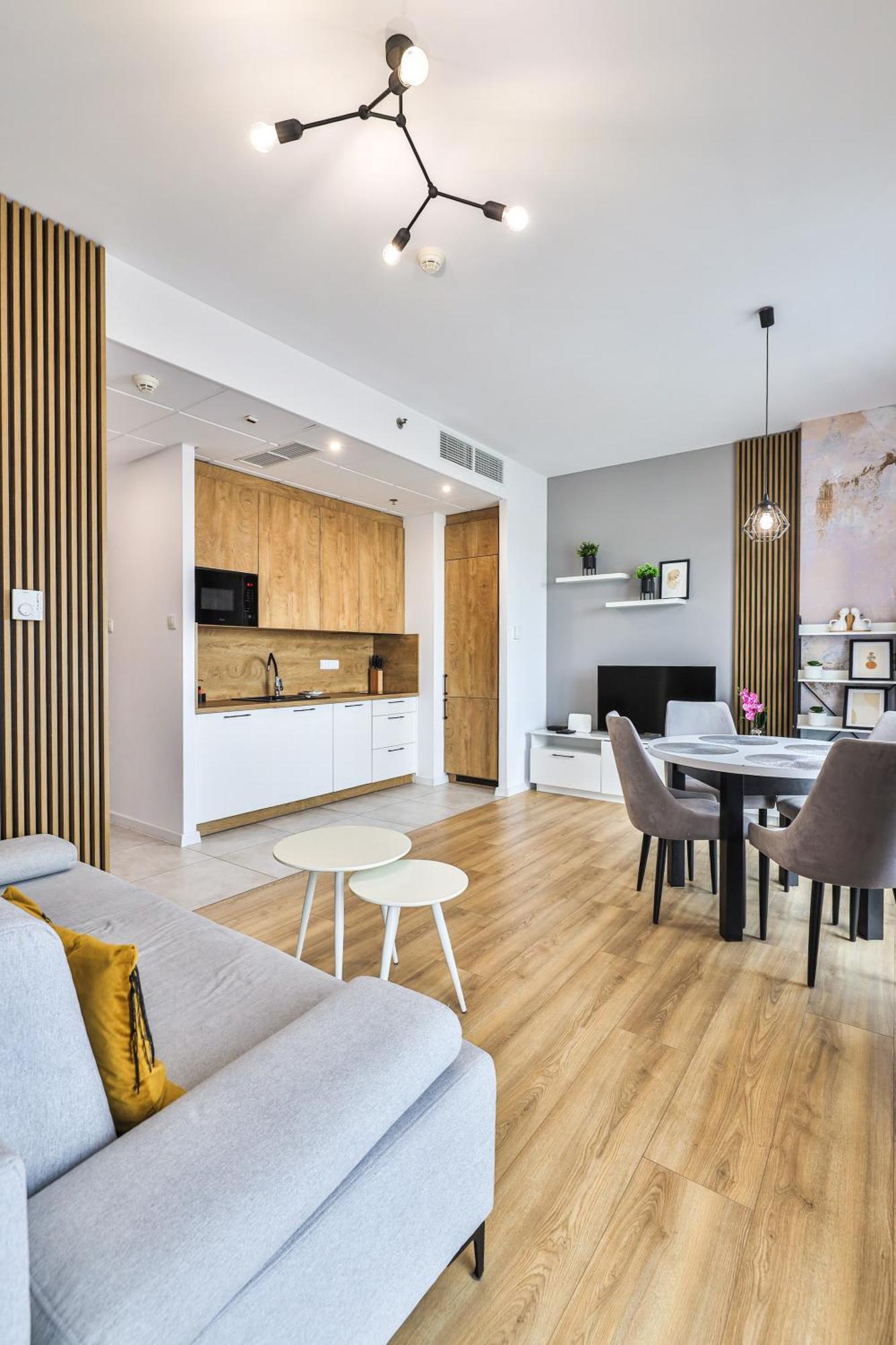 Wola Tower Deluxe Separate Bedroom With Free Garage - By Perfect Apartment *