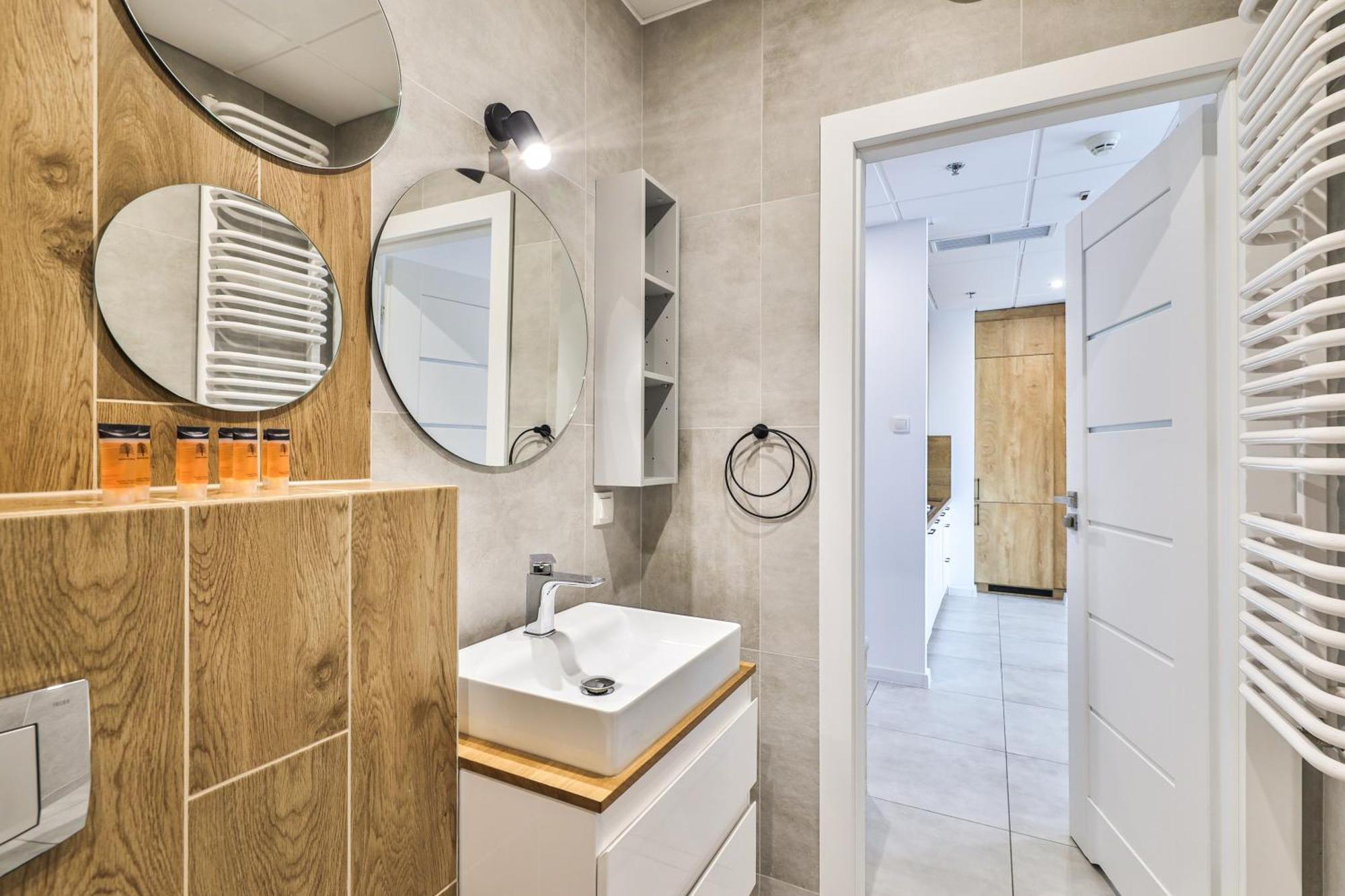 Apartament Wola Tower Deluxe Separate Bedroom With Free Garage - By Perfect *