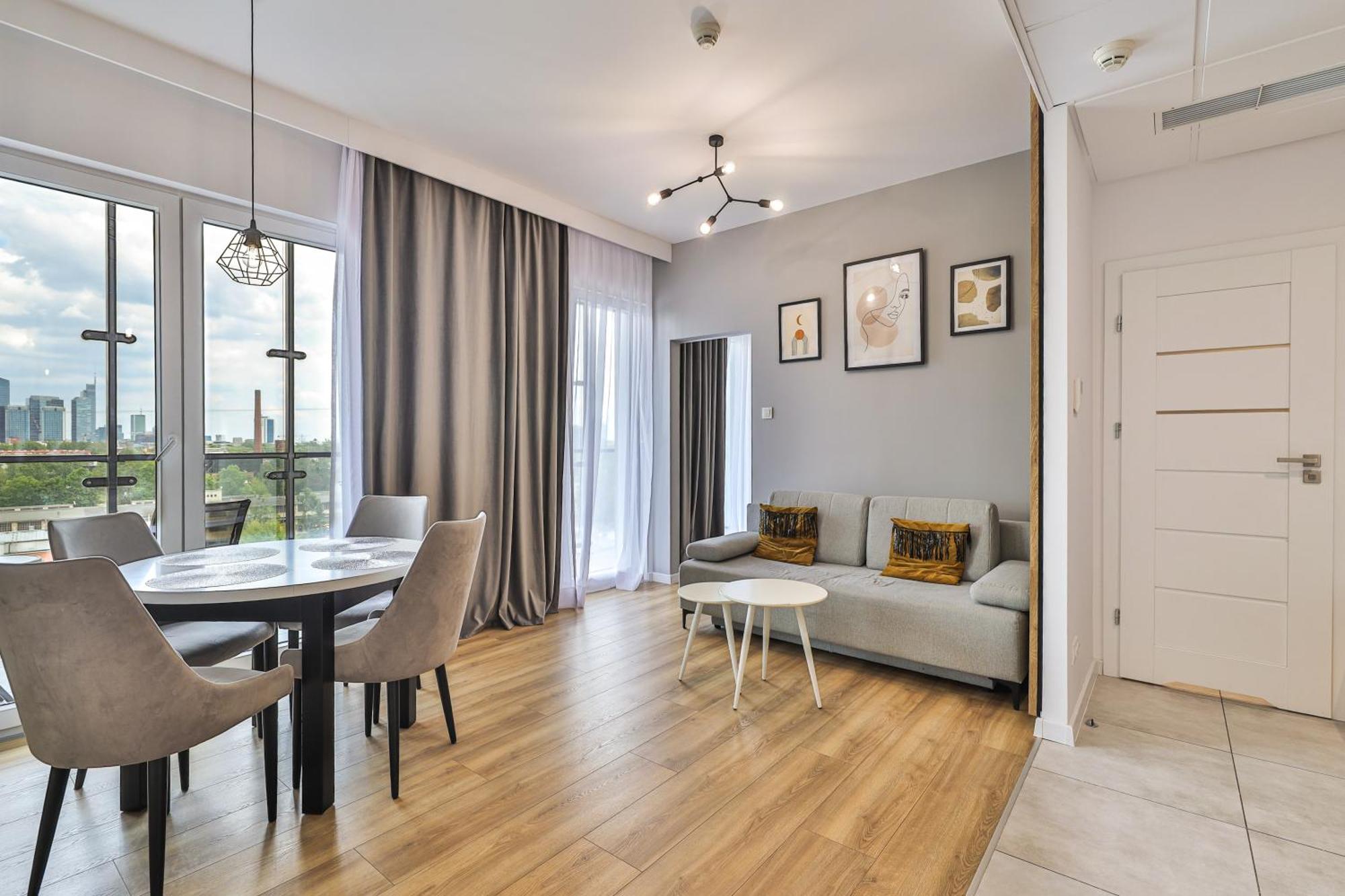 Wola Tower Deluxe Separate Bedroom With Free Garage - By Perfect